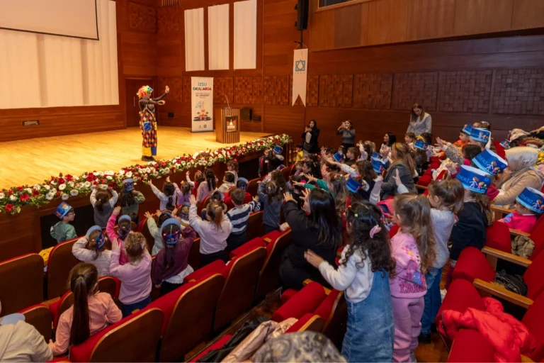 izsu-yeni-yila-miniklerle-merhaba-dedi-1766557779-412_large