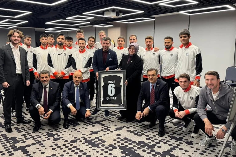 kahramanmaras-milletvekillerinden-istiklalspor-a-moral-ziyareti-1765963801-939_large
