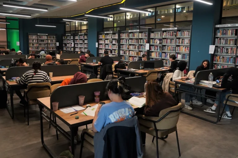 kocaeli-cayirova-da-kitap-kahvelere-91-bin-ziyaret-1766654399-58_large