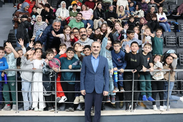kocaeli-de-baskan-ciftci-basketbolsever-miniklerle-bulustu-1766054975-448_large