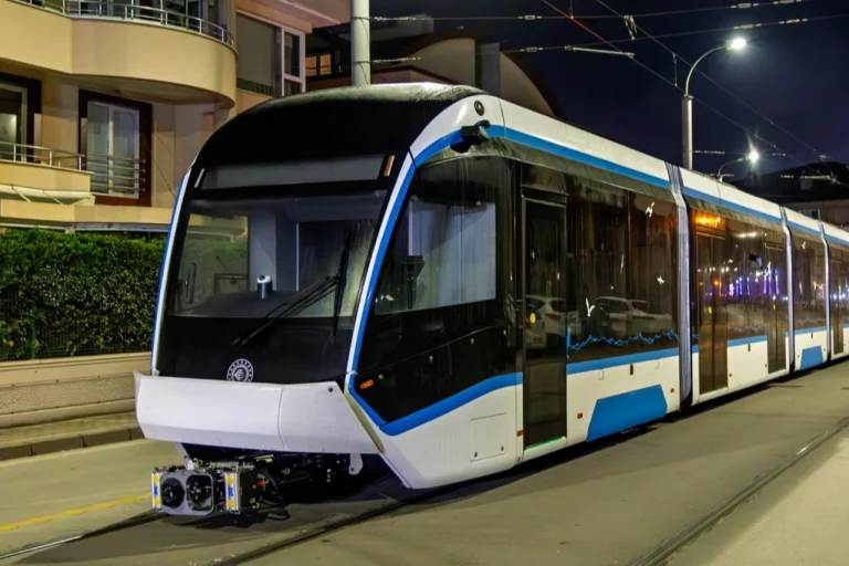 kocaeli-de-rayli-sistem-gucleniyor-5-tramvayin-ilki-raya-indi-1766558143-619_large