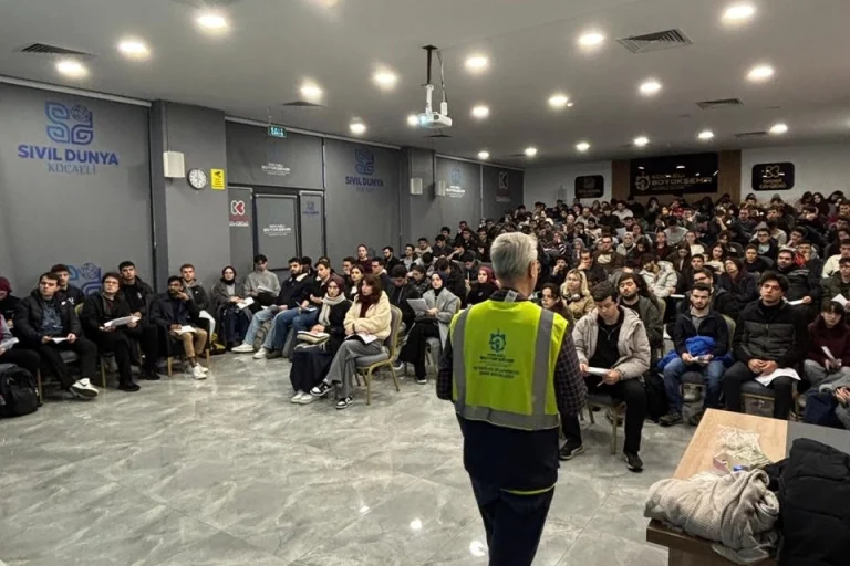 kocaeli-de-teknofest-ogrencilerine-ilk-yardim-egitimi-1766306815-627_large