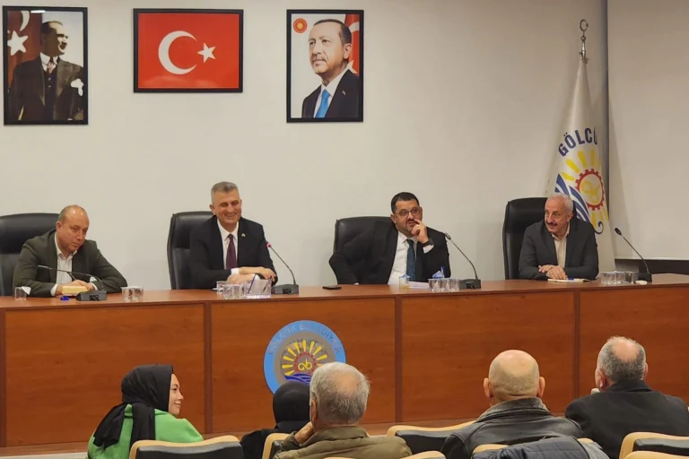 kocaeli-golcuk-te-muhtarlarin-talepleri-masaya-yatiriliyor-1765981285-700_large