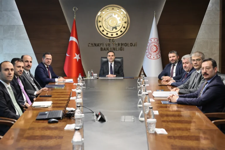konya-heyeti-sanayi-ve-teknoloji-bakani-mehmet-fatih-kacir-i-ziyaret-etti-1766654294-867_large