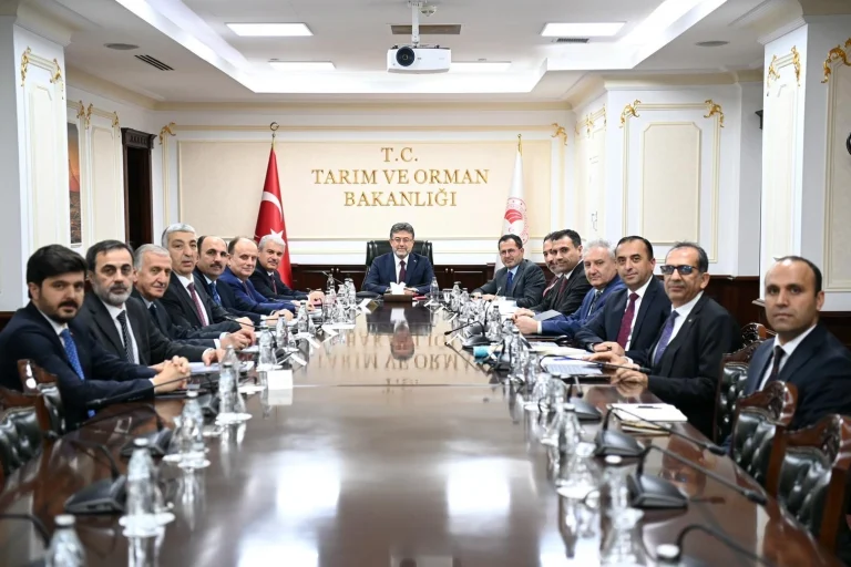 konya-protokolu-ankara-da-bakan-yumakli-ile-gorustu-1766571008-489_large