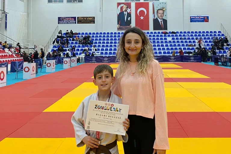 kutahyali-minik-judocudan-gururlandiran-basari-1765898423-723_large