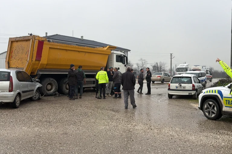 kuzey-cevre-yolu-nda-kamyon-ile-otomobil-carpisti-1766486798-938_large