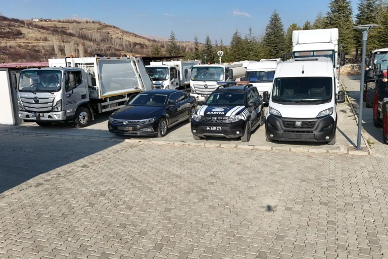 malatya-dogansehir-belediyesi-arac-filosunu-14-yeni-aracla-guclendirdi-1766412987-297_large