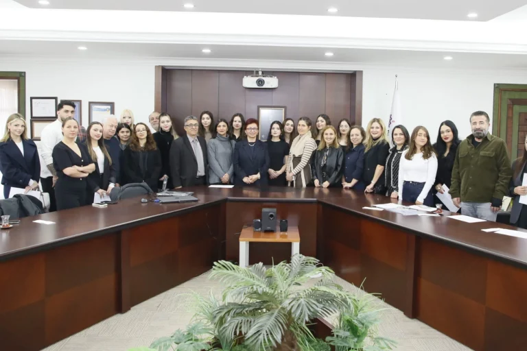 maltepe-universitesi-ogrencilerini-profesyonel-is-dunyasi-bulusturdu-1766786792-737_large