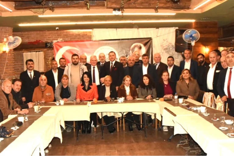 manisa-dostlar-meclisi-nde-demokrasi-bulusmasi-1765538980-301_large