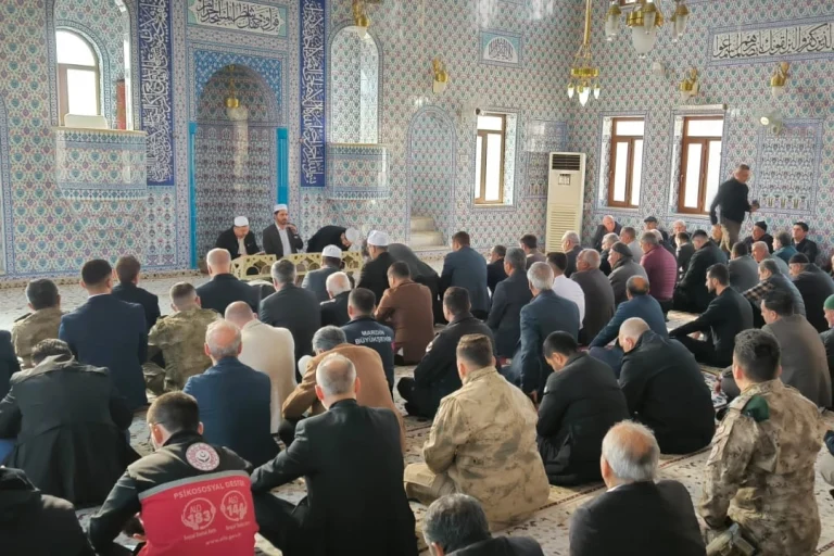 mardin-de-pence-kilit-gazisinden-sehit-silah-arkadaslarina-mevlit-1766408185-18_large