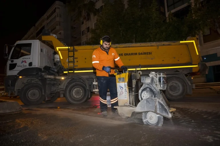 mersin-de-yol-guvenligi-icin-gece-calismasi-1766559343-582_large