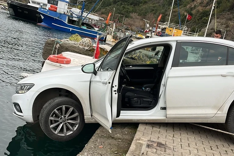 mudanya-tirilye-de-arac-denize-dusmekten-son-anda-kurtarildi-1766585053-983_large