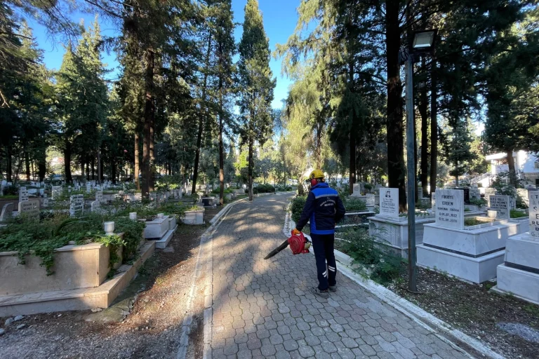 mugla-buyuksehir-den-mezarliklarda-kapsamli-bakim-1765966191-616_large