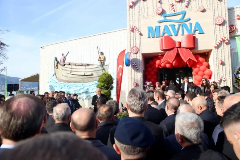 ordu-da-akyazi-sahili-nde-mavna-kafe-hizmete-acildi-1766154038-322_large