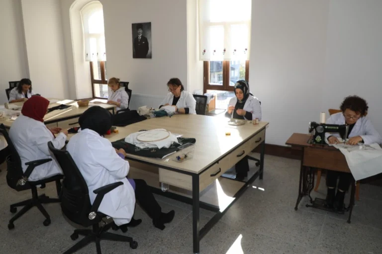 ordu-da-meslek-ve-sanat-kurslariyla-yeni-is-kapilari-aciliyor-1766147976-192_large