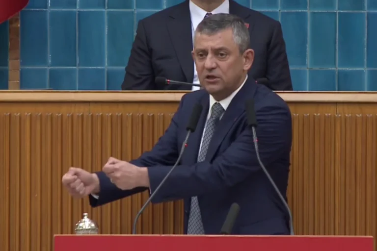 ozgur-ozel-den-sert-cikis-bu-duzen-demokrasiye-de-cebe-de-zarar-veriyor-1766493521-640_large