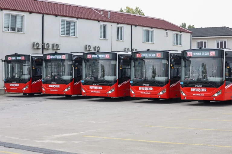 sakarya-buyuksehir-in-metrobus-filosuna-5-arac-daha-dahil-oldu-1766056441-865_large
