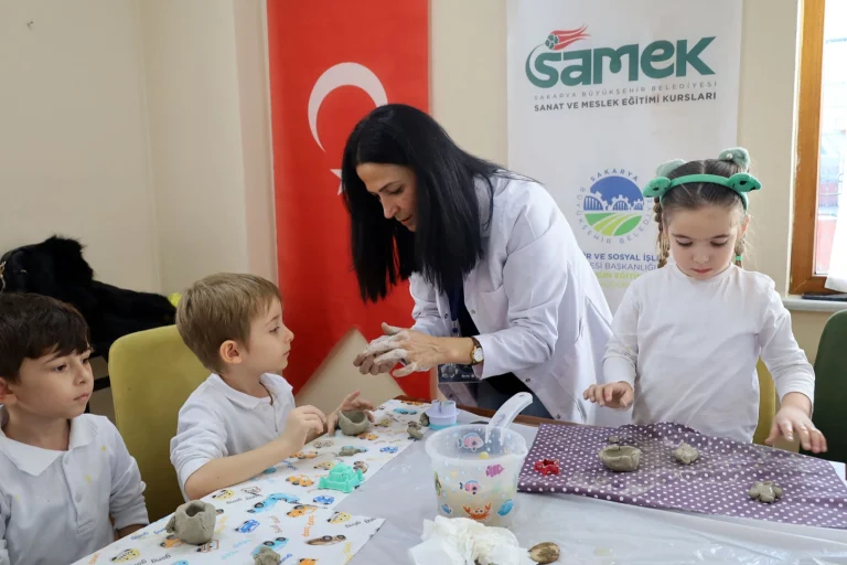 sakarya-da-minikler-seramikle-gencler-tezhiple-tanisti-1765973721-55_large