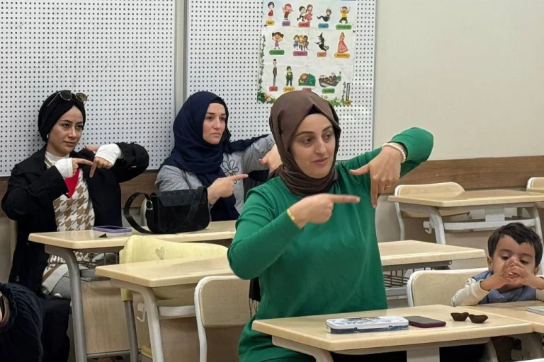 sakarya-da-turk-isaret-dili-kursu-tamamlandi-1766666817-10_large