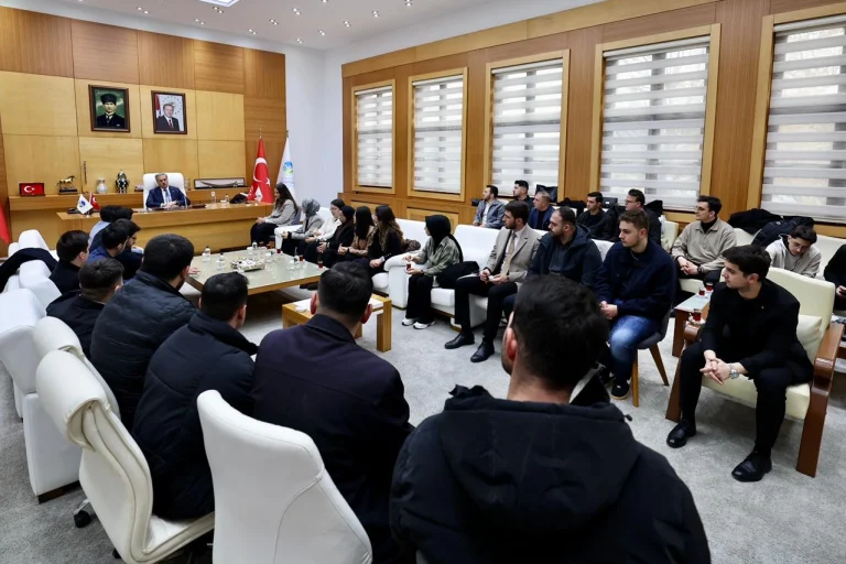 sakarya-da-yusuf-alemdar-genclik-kollari-yonetimiyle-bulustu-1766410294-385_large