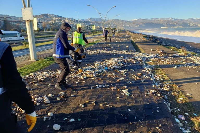 trabzon-buyuksehir-den-ayasofya-sahiline-hizli-mudahale-1767101616-363_large