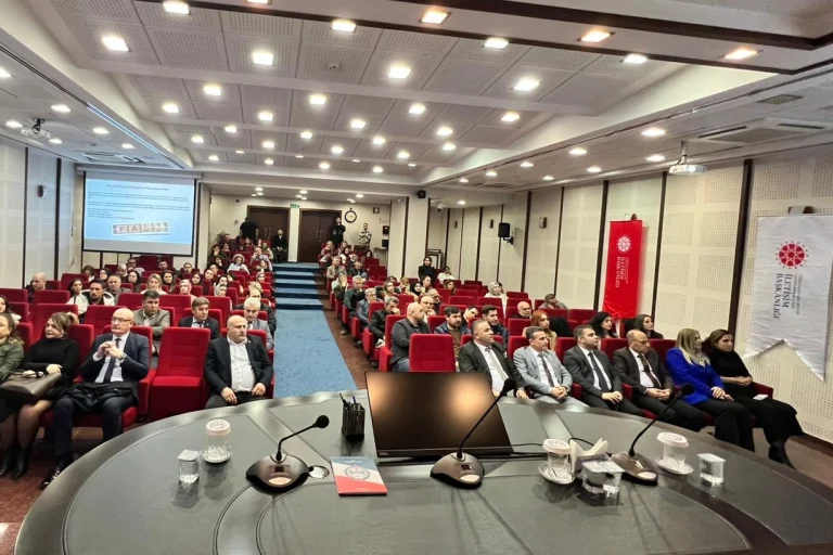 trabzon-da-iletisim-den-dezenformasyon-ve-dijital-dolandiricilikla-mucadele-egitimi-1766123982-886_large