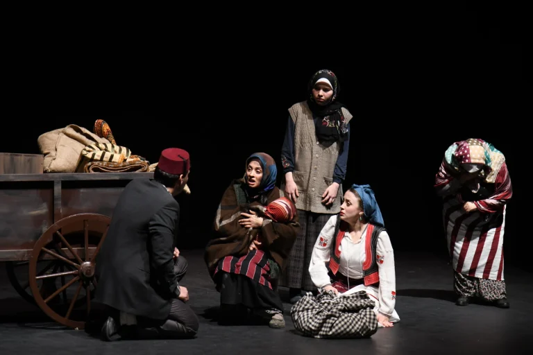 trabzon-da-muhacirlik-oyunu-promiyer-yapti-1765980636-341_large