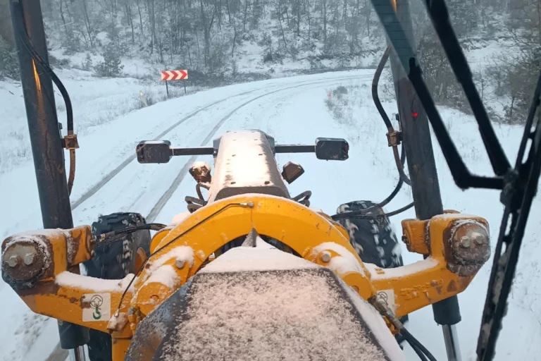 vali-sozer-bilecik-te-kapali-koy-yolu-yok-1766892678-495_large