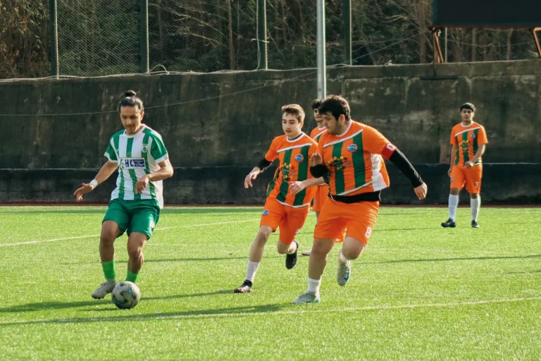 yesil-artvinspor-u18-ligin-ilk-yarisini-lider-bitirdi-1766394871-679_large