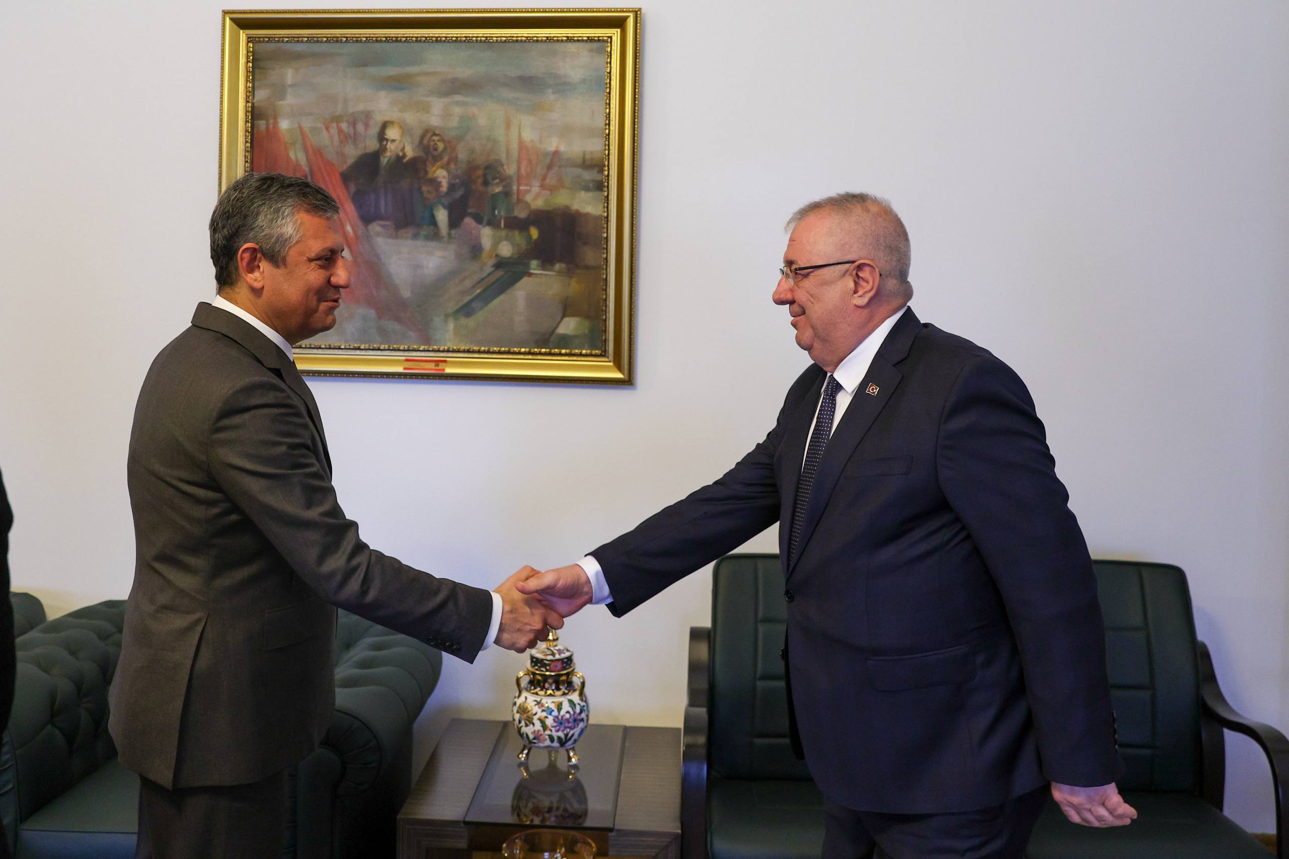 –	Başkan Ertaş ve Edremit heyeti CHP Lideri Özgür Özel ile buluştu